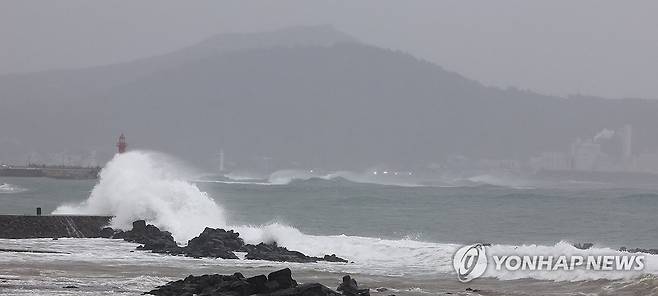 풍랑주의보 내려진 제주 (서귀포=연합뉴스) 박지호 기자 = 풍랑주의보가 내려진 1일 오전 제주 서귀포시 안덕면 사계리 해안에 거센 파도가 몰아치고 있다. 2024.11.1 jihopark@yna.co.kr