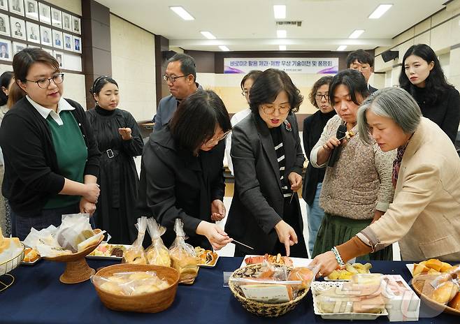 2일 충북농업기술원은 가루쌀로 만든 빵을 전국에 선보인다고 밝혔다. 사진은 품평회.(충북도 제공)/뉴스1