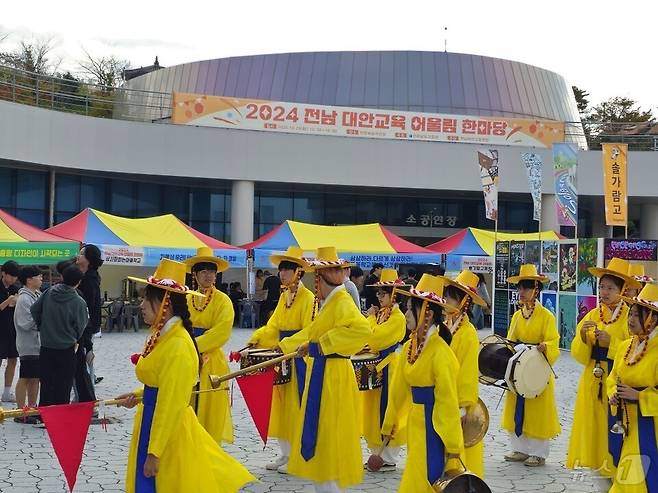 영산성지고등학교 취타대가  '제2회 전남 대안교육 어울림 한마당' 에서 행진을 하고 있다. (전남교육청 제공)/뉴스1