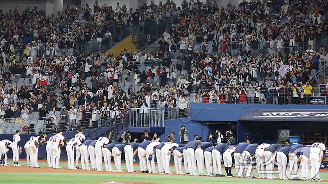 1일 오후 서울 구로구 고척스카이돔에서 열린 '2024 K-BASEBALL SERIES' 대한민국 야구 대표팀과 쿠바 대표팀의 평가전에서 2대 0으로 승리한 대표팀 선수들이 팬들을 향해 인사하고 있다. 2024.11.1/뉴스1 ⓒ News1 장수영 기자