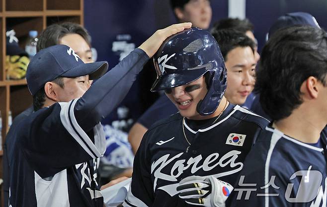 2일 오후 서울 구로구 고척스카이돔에서 열린 '2024 K-BASEBALL SERIES' 대한민국 야구 대표팀과 쿠바 대표팀의 평가전 2차전, 2회초 대한민국 공격 선두타자 윤동희가 홈런을 친 뒤 더그아웃에서 동료들과 기쁨을 나누고 있다. 2024.11.2/뉴스1 ⓒ News1 장수영 기자