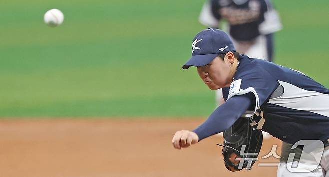 2일 오후 서울 구로구 고척스카이돔에서 열린 '2024 K-BASEBALL SERIES' 대한민국 야구 대표팀과 쿠바 대표팀의 평가전 2차전, 1회말 대한민국 선발 최승용이 역투하고 있다. 2024.11.2/뉴스1 ⓒ News1 장수영 기자