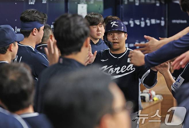 2일 오후 서울 구로구 고척스카이돔에서 열린 '2024 K-BASEBALL SERIES' 대한민국 야구 대표팀과 쿠바 대표팀의 평가전 2차전, 8회초 대한민국 공격 1사 만루 상황에서 이주형의 안타로 득점한 문보경이 동료들과 기빠히고 있다. 2024.11.2/뉴스1 ⓒ News1 장수영 기자