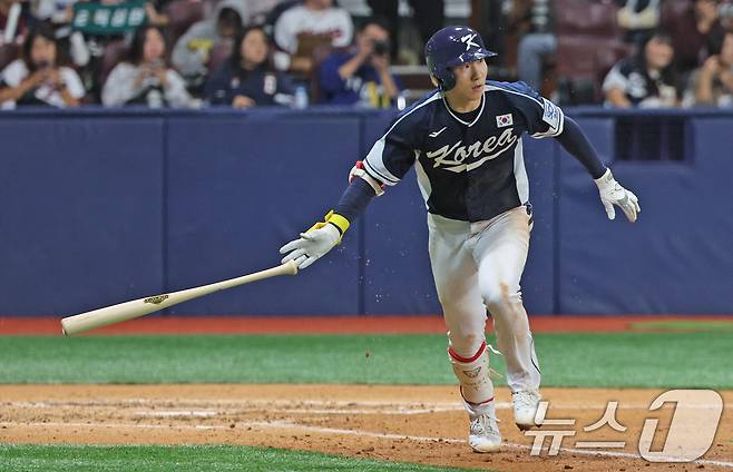 2일 오후 서울 구로구 고척스카이돔에서 열린 '2024 K-BASEBALL SERIES' 대한민국 야구 대표팀과 쿠바 대표팀의 평가전 2차전, 4회초 대한민국 공격 무사 1루 상황에서 박성한이 1타점 2루타를 치고 있다. 2024.11.2/뉴스1 ⓒ News1 장수영 기자