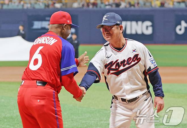 1일 오후 서울 구로구 고척스카이돔에서 열린 '2024 K-BASEBALL SERIES' 대한민국 야구 대표팀과 쿠바 대표팀의 평가전, 류중일 감독과 쿠바 야구 대표팀 아르만도 욘슨 감독이 악수를 하고 있다. 2024.11.1/뉴스1 ⓒ News1 장수영 기자