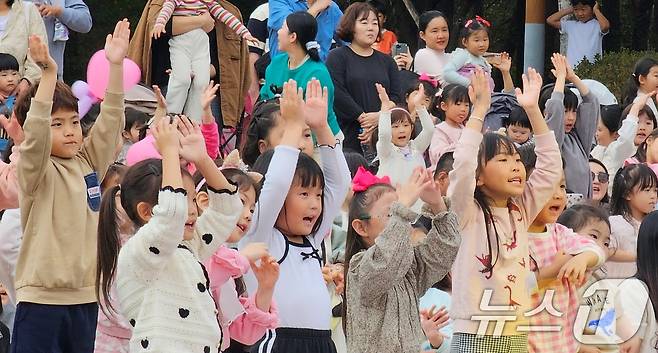 구미 라면축제 연계행사로 금오산 잔디광장에서 2일 열린 '캐치 티닝핑' 콘서트에 참여한 어린이들이 공연이 시작되자 노래를 따라 부르며 즐거워하고 있다. 라면축제는 오는 3일까지 구미역 일원과 역후광장, 문화로 등에서 열린다. 2024.11.2/뉴스1 ⓒ News1 정우용 기자