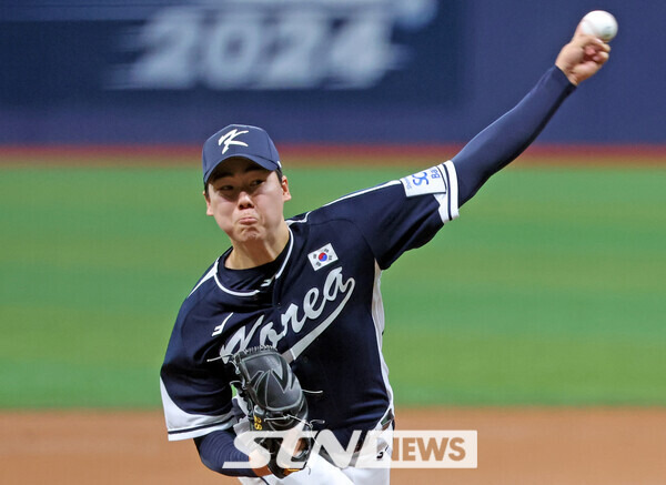 2일 서울 구로구 고척스카이돔에서 열린 2024 WBSC 프리미어12 한국 야구대표팀과 쿠바의 2차 평가전, 1회말 한국 선발 최승용이 역투하고 있다. 사진┃뉴시스