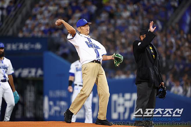 10월 26일 재팬시리즈 1차전에 시구를 한 곤도 전 요코하마 감독. 명투수 출신 답게 86세 고령에도 노바운드 시구를 했다. 곤도 전 감독은 1998년 요코하마를 우승으로 이끌었다. 이날 고쿠보 소프트뱅크 감독이 타석에 섰고, 미우라 요코하마 감독이 포수로 공을 받았다. 사진캡처=일본야구기구