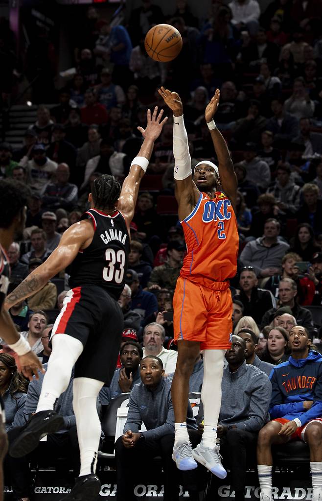 Oklahoma City Thunder guard Shai Gilgeous-Alexander, right, shoots the ball against Portland Trail Blazers forward Toumani Camara, left, during the second half of an NBA basketball game, Friday, Nov. 1, 2024, in Portland, Ore. (AP Photo/Howard Lao)

<저작권자(c) 연합뉴스, 무단 전재-재배포, AI 학습 및 활용 금지>