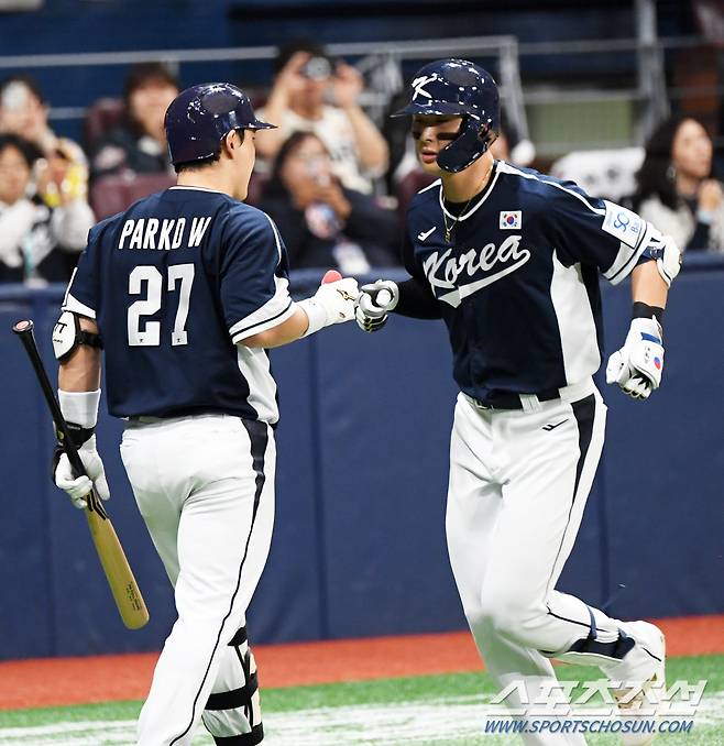 2024 WBSC 프리미어12 대한민국 야구 대표팀과 쿠바 대표팀의 평가전이 2일 서울 고척스카이돔에서 열렸다. 2회초 윤동희가 솔로포를 날린 뒤 환호하고 있다. 고척=박재만 기자 pjm@sportschosun.com/2024.11.02/