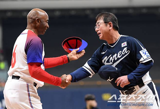 2024 WBSC 프리미어12 대한민국 야구 대표팀과 쿠바 대표팀의 평가전이 2일 서울 고척스카이돔에서 열렸다. 아르만도 욘슨 감독과 류중일 감독이 인사를 나누고 있다. 고척=박재만 기자 pjm@sportschosun.com/2024.11.02/