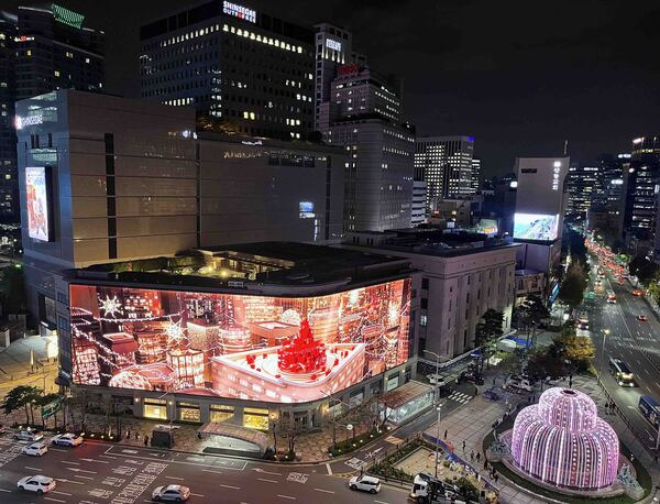 신세계백화점 명동 본점은 평년보다 일주일 가량 빠른 1일부터 '크리스마스의 순간들을 찾아서'라는 주제의 미디어 파사드를 선보이고 있다. 사진은 신세계백화점 본점 건물 외관. /신세계백화점