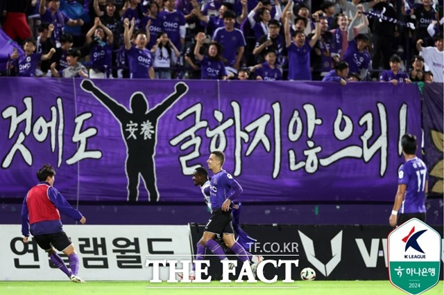 FC 안양이 창단 11년 만의 우승과 1부리그 승격을 위해 승점 1점을 남겨놓고 있는 가운데 부천과 38라운드 원정 경기를 펼친다.K리그