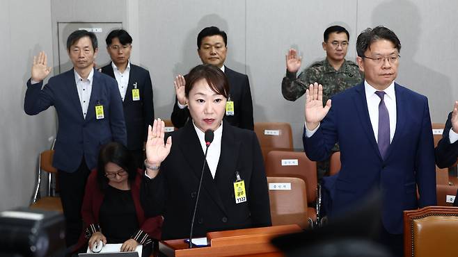 윤석열 대통령 배우자 김건희 여사의 공천개입 의혹을 제기한 강혜경씨와 명태균 보고서 의혹을 폭로한 신용한 전 서원대 교수 등 증인들이 1일 오후 서울 여의도 국회 운영위원회에서 열린 대통령비서실·국가안보실·대통령 경호처 대상 종합 국정감사에 출석, 증인 선서를 하고 있다. /뉴스1