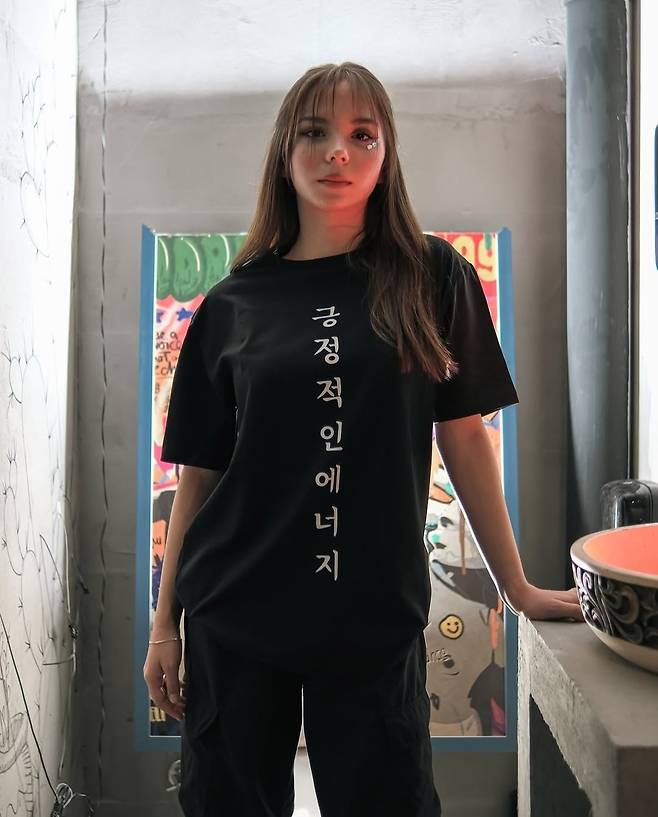 한글이 써진 티셔츠를 입은 외국인. /인스타그램