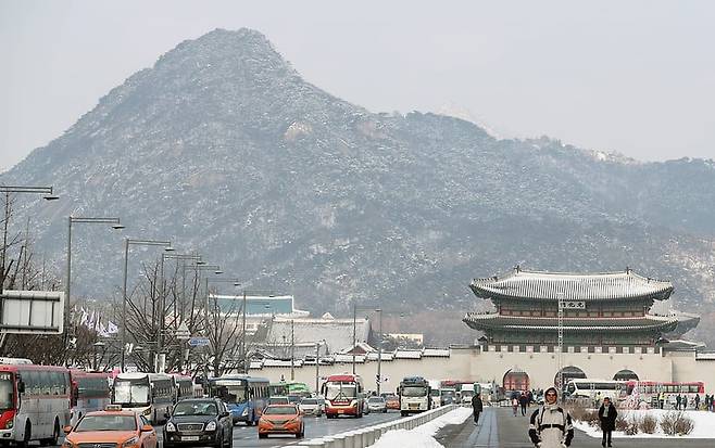서울 광화문 거리에서 바라본 경복궁과 청와대, 그리고 병풍같은 북악산에 눈이 내린 모습. 이처럼 대도심 안에 높은 산이 있어 대중교통으로 접근할 수 있고, 산에서 도심 풍경을 동시에 즐길 수 있는 나라는 드물다. K등산이 특별한 이유다. /조선일보DB