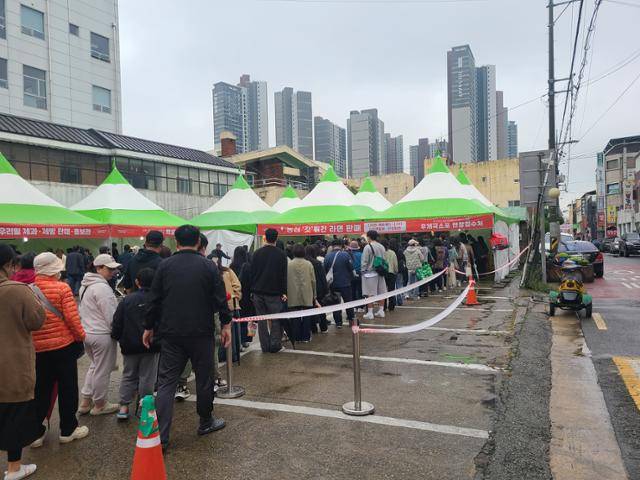 1일 구미라면축제에서 신라면 등 농심 라면을 사기 위해 기다리는 인파. 농심은 구미공장에서 갓 생산한 라면을 시중 가격보다 저렴하게 판매했다. 구미=박경담 기자