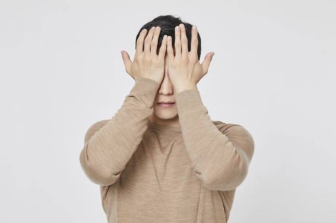 차가운 날씨로 눈이 건조해진 사람은 멀리 보기, 인공눈물 사용하기, 손 찜질하기로 눈의 피로를 덜 수 있다./사진=게티이미지뱅크