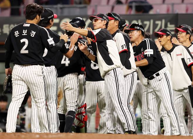 <yonhap photo-4281=""> 고우석 격려하는 염경엽 감독 (광주=연합뉴스) 조남수 기자 = 19일 광주기아챔피언스필드에서 열린 프로야구 LG 트윈스와 KIA 타이거즈의 경기에서 KIA에 4-3 한 점 차로 따돌리고 5연승 한 LG 염경엽 감독이 선수들과 하이파이브 하고 있다. 2023.9.19 iso64@yna.co.kr/2023-09-19 21:35:32/ <저작권자 ⓒ 1980-2023 ㈜연합뉴스. 무단 전재 재배포 금지.></yonhap>