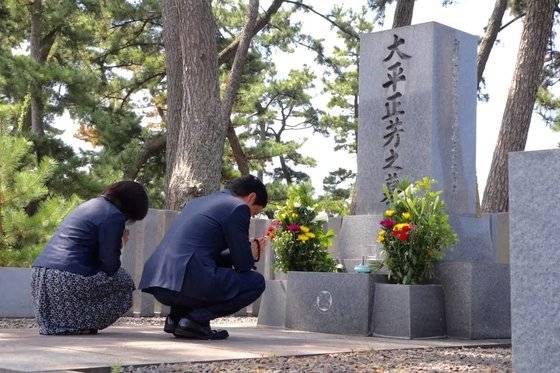 2016년 오히라 마사요시 전 총리 묘지를 찾은 다마키 유이치로 의원.다마키 유이치로 페이스북 캡처