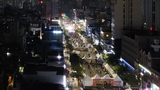 양천구가 주최한 '제1회 양천가족 거리축제'가 지난 10월 27일 신정네거리역 일대에서 열렸다. 밤 9시 넘은 시각까지 초대가수의 공연이 이어지고 있다. 독자 제공