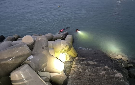 지난 9월 12일 오전 충남 보령시 무창포항 방파제 테트라포드에서 낚시를 하던 40대 남성이 실종돼 출동한 해경이 실종자를 찾고 있다. [사진 보령해경]