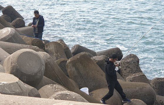 충남 태안의 한 방파제 테트라포드에서 낚시객들이 출입금지 규정을 어기고 들어가 낚시를 하고 있다. 테트라포드에 무단으로 진입하면 100만원 이하의 과태료를 부과받는다. [사진 태안해경]