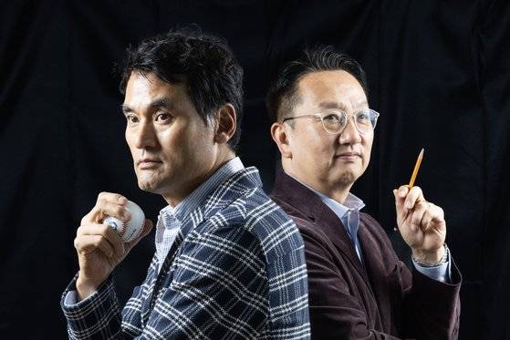 박찬호 대표(왼쪽)는 야구공을, 이태일 부사장은 연필을 잡았다. 박찬호의 고교 시절부터 인연을 맺은 두 사람은 야구선수, 야구기자와 구단 운영자 경험을 바탕으로 야구의 가치와 방향성에 대한 모색을 담은 책 『베터 앤 베터』를 썼다. 최기웅 기자