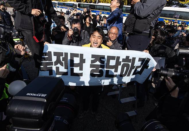 31일 경기도 파주시 임진각 6·25전쟁납북자기념관 앞에서 열린 납북자피해가족연합회 대북 전단 살포 행사에서 한 시민단체 회원이 규탄 손 피켓을 들고 구호를 외치고 있다. 뉴스1