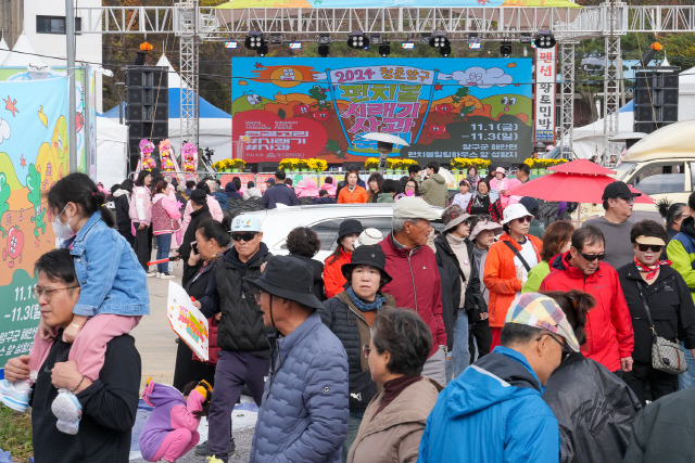 ▲  ‘2024 청춘양구 펀치볼 시래기 사과축제’가 2일 해안면 펀치볼 힐링하우스 앞 성황지 일원에서 개막됐다. 축제는 3일까지 공연과 체험, 시래기·사과 판매, 먹거리 등 다양한 프로그램으로 진행된다.