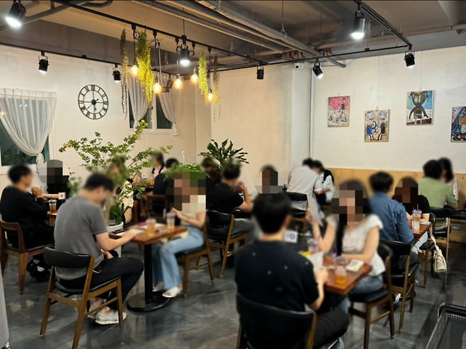 지난 9월 서울 강서구 염창동의 한 카페에서 10:10 ‘로테이션 소개팅’이 진행되고 있다. 이곳에서는 20명의 성인남녀가 1명당 10분씩 대화를 나눈 후 자리를 바꾸는 방식으로 단체 소개팅이 이뤄진다. 러브홀릭 제공