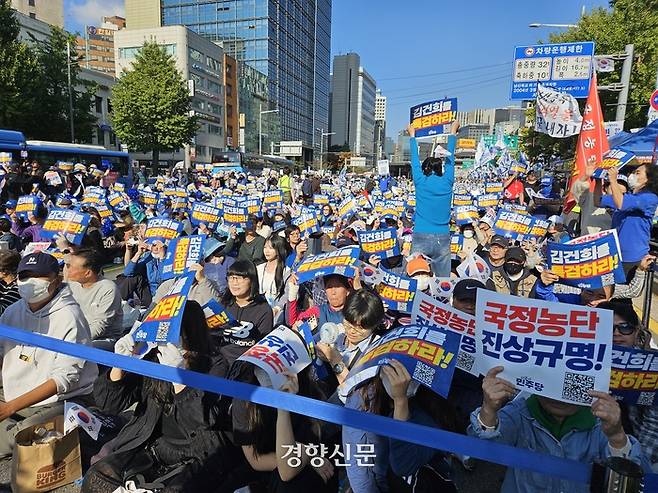 2일 오후 서울 중구 서울역 일대에서 더불어민주당이 주최해 열린 ‘김건희·윤석열 국정농단 규탄 범국민대회’에 민주당원과 시민들이 모여있다. 김송이 기자