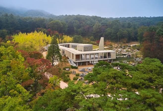 Seongok Seowon Academy stands at the Spirit of the Korean People garden at “Les Jardins de Medongaule” in Yangpyeong County, Gyeonggi Province. (Medongaule)