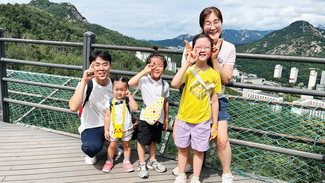 김택중 나미화 부부가 다인 수인 해인과 함께 즐거운 시간을 갖고 있다. 두 번의 유산과 암투병을 겪은 나미화씨는 아이들은 하나님의 선물이라고 고백했다.   김택중씨 제공