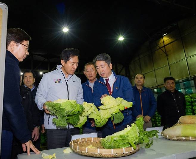 어제(1일) 밤 가락시장 방문해 배춧값 점검하는 오세훈 서울시장/사진=연합뉴스