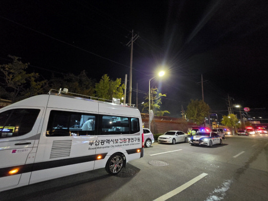 지난 24일 밤 불이 난 부산 동구 미군 55보급창 근처에서 부산시보건환경연구원의 대기질 측정 차량이 운행하고 있다.