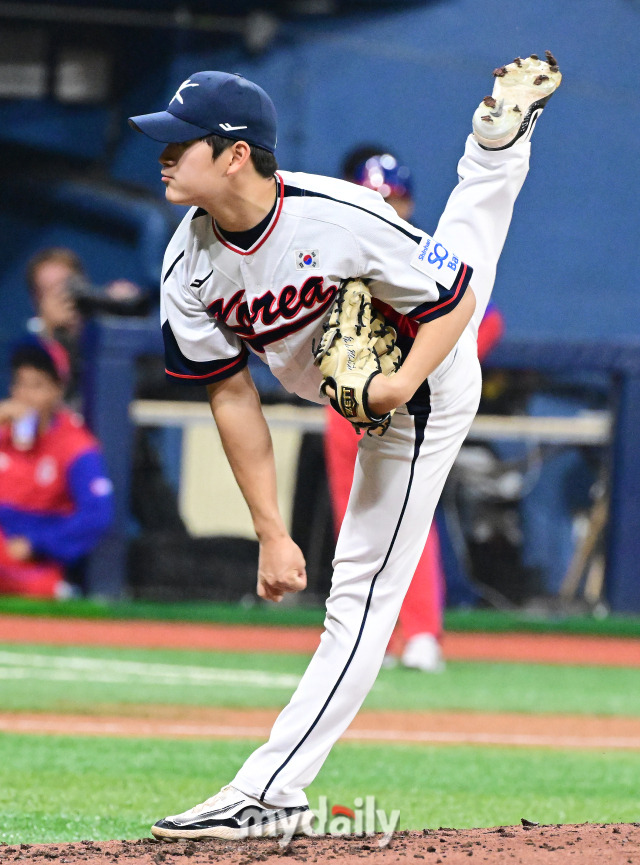 대한민국 야구대표팀 김택연이 1일 오후 서울 고척스카이돔에서 진행된 쿠바 야구대표팀과의 경기에서 구원 등판해 역투를 펼치고 있다./고척=곽경훈 기자