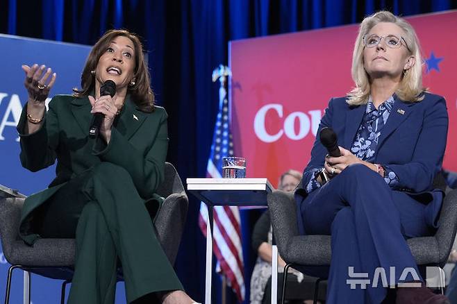 [브룩필드=AP/뉴시스] 미국 민주당 대선 후보 카멀라 해리스(왼쪽) 부통령이 지난달 21일(현지시각) 위스콘신주 브룩필드에서 열린 타운홀 행사에서 전 와이오밍주 공화당 하원의원 리즈 체니와 대담하고 있다. 2024.11.02.