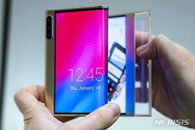 [바르셀로나=AP/뉴시스] 2일(현지시간) 스페인 바르셀로나에서 열린 '모바일 월드 콩그레스(MWC) 2023' 삼성전자 전시관에서 한 방문객이 폴더블 스마트폰 '플렉스S' 시제품을 체험하고 있다. 2023.03.03.