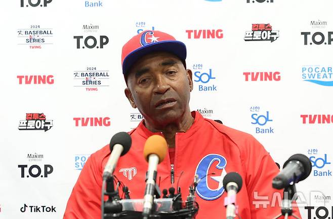 [서울=뉴시스] 김금보 기자 = 아르만 욘슨 2024 WBSC 프리미어12 쿠바 야구대표팀 감독이 1일 서울 구로구 고척스카이돔에서 한국과의 1차 평가전에 앞서 인터뷰를 하고 있다. 2024.11.01. kgb@newsis.com