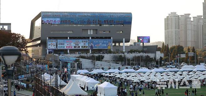 [서울=뉴시스] 김선웅 기자 = 2일 서울 동작구 노량진수산시장에서 2024 수산대축제가 열리고 있다. 2024.11.02. mangusta@newsis.com