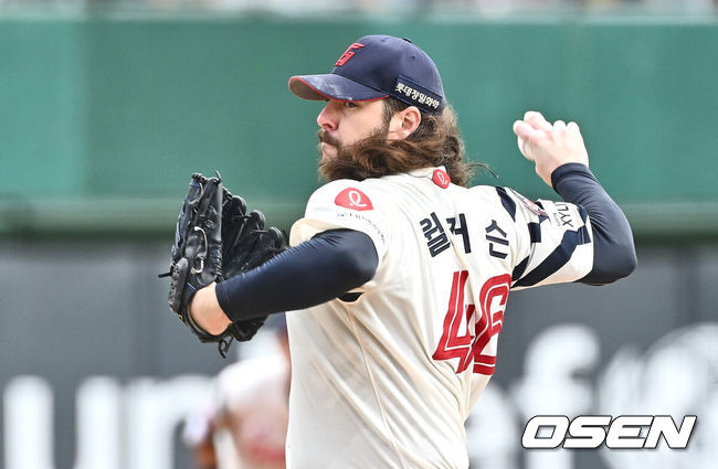 [OSEN=부산, 이석우 기자] 15일 부산 사직야구장에서 2024 신한 SOL 뱅크 KBO 리그 롯데 자이언츠와 한화 이글스의 경기가 열렸다. 홈팀 롯데는 윌커슨이 선발 출전하고 한화는 와이스가 선발 출전했다.롯데 자이언츠 선발 투수 윌커슨이 역투하고 있다. 2024.09.15 / foto0307@osen.co.kr