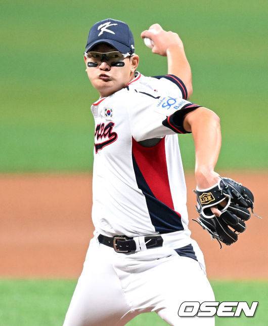 [OSEN=고척, 이대선 기자] 류중일 감독이 이끄는 야구대표팀이 1일 서울 구로구 고척스카이돔에서 2024 세계야구 소프트볼 연맹(WBSC) 프리미어12 대비 쿠바와의 평가전을 가졌다. 6회초 무사에서 한국 김서현이 역투하고 있다. 2024.11.01 /sunday@osen.co.kr