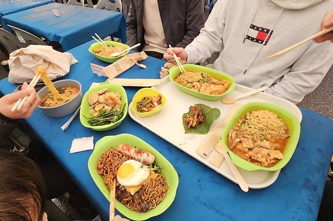 1일 개막한 구미라면축제 식음존에서 가족과 함께 온 방문객들이 라면을 맛보고 있다.