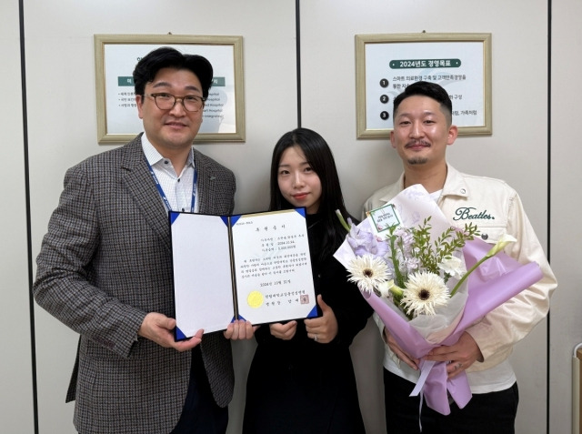 김성환 행정부원장과 조한솔·함종욱 부부. 사진 제공=강동성심병원