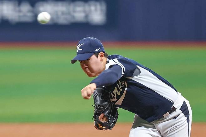 한국 야구 국가대표팀 최승용이 2일 오후 서울 구로구 고척스카이돔에서 열린 2024 WBSC 프리미어 12 평가전 한국과 쿠바의 경기 1회말 역투하고 있다. 연합뉴스