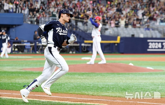 2일 서울 구로구 고척스카이돔에서 열린 2024 WBSC 프리미어12 한국 야구대표팀과 쿠바의 2차 평가전, 2회초 무사 주자없는 상황 한국 윤동희가 솔로홈런을 치고 베이스를 돌고 있다. /사진=뉴시스