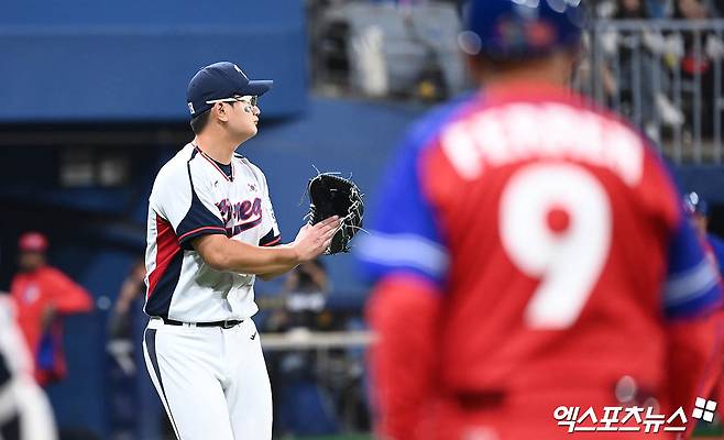 1일 오후 서울 고척스카이돔에서 열린 2024 WBSC(세계야구소프트볼연맹) 프리미어12 대한민국 야구 대표팀과 쿠바 야구 대표팀의 평가전 경기, 6회초 종료 후 한국 김서현이 3루수 김휘집의 수비에 박수를 보내고 있다. 고척, 박지영 기자