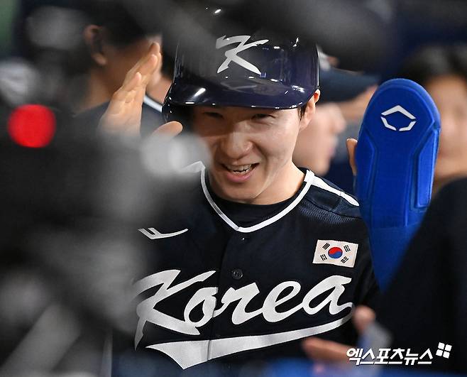 2일 오후 서울 고척스카이돔에서 열린 2024 WBSC(세계야구소프트볼연맹) 프리미어12 대한민국 야구 대표팀과 쿠바 야구 대표팀의 평가전 경기, 4회초 1사 2루 대한민국 박성한이 홍창기의 1타점 적시타때 득점에 성공한 후 기뻐하고 있다. 고척, 김한준 기자