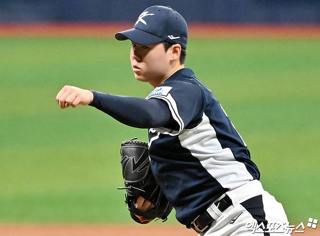 2일 오후 서울 고척스카이돔에서 열린 2024 WBSC(세계야구소프트볼연맹) 프리미어12 대한민국 야구 대표팀과 쿠바 야구 대표팀의 평가전 경기, 1회말 대한민국 선발투수 최승용이 공을 힘차게 던지고 있다. 고척, 김한준 기자